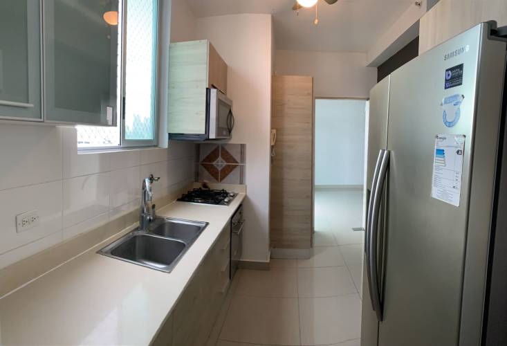 Rooftop infinity pool with panoramic city skyline and ocean views in Premium Tower San Francisco Panama