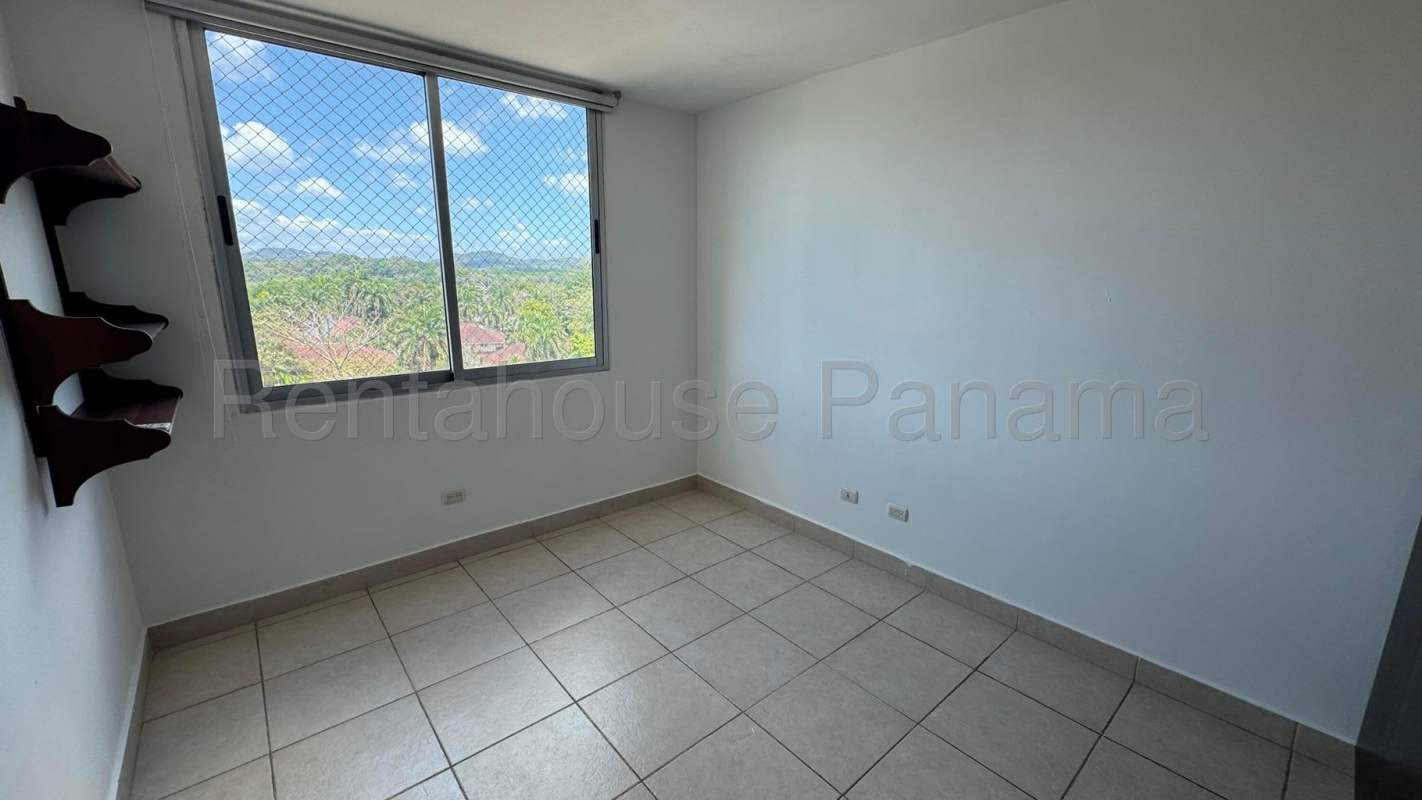 Bright bedroom with built-in closet, split air conditioning, window at PH Clayton Park Tower Panama