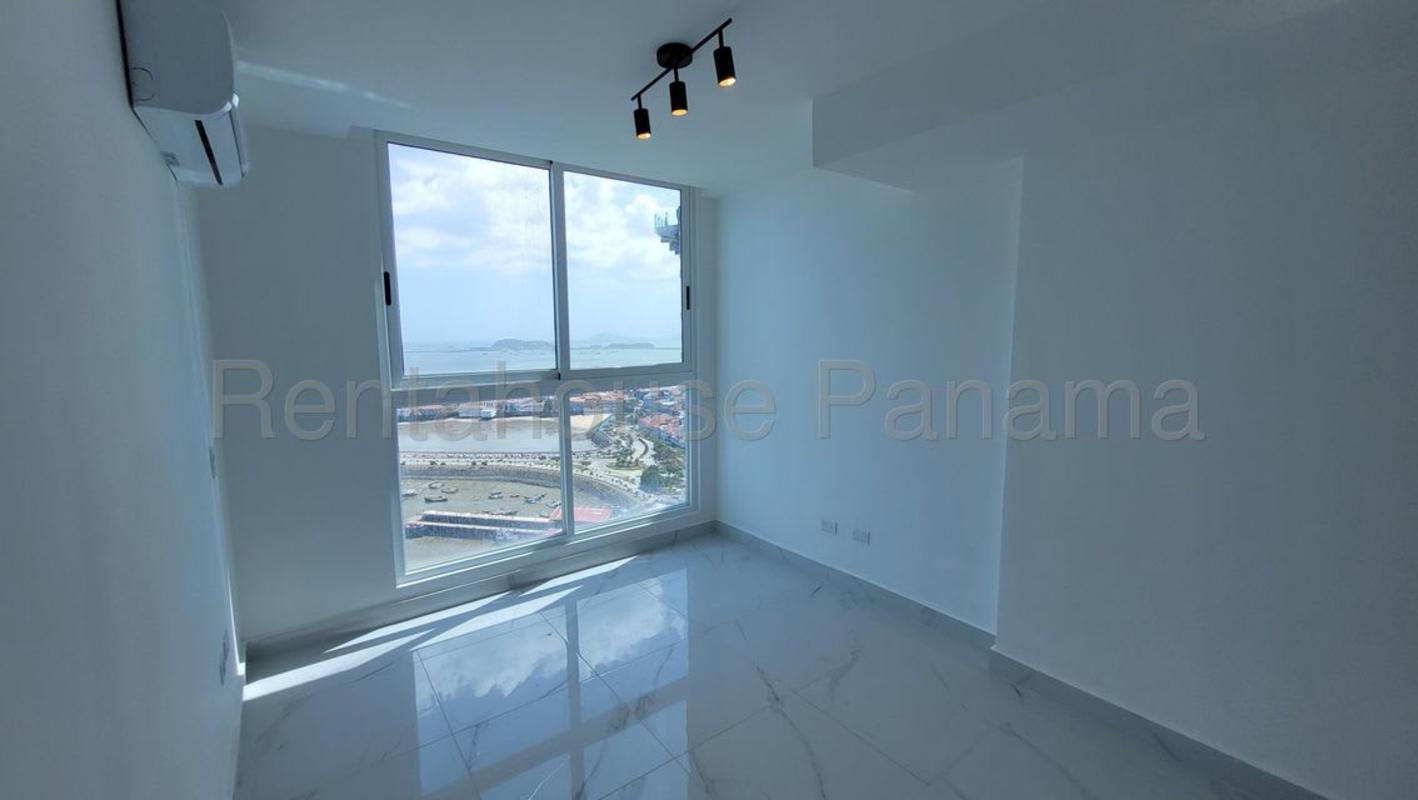 Spacious bedroom with large windows and sea view at PH BICSA Panama