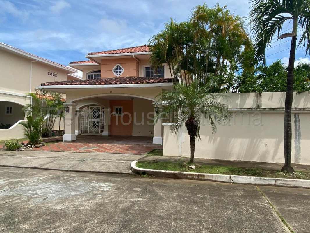 Large master bedroom with built-in closet and ensuite bathroom in Costa Sur Panama