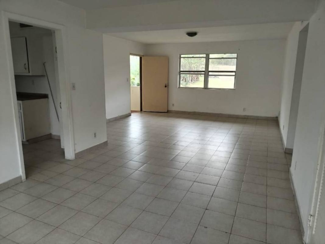 Living dining area with neutral tile floors and natural light in Clayton apartment Panama