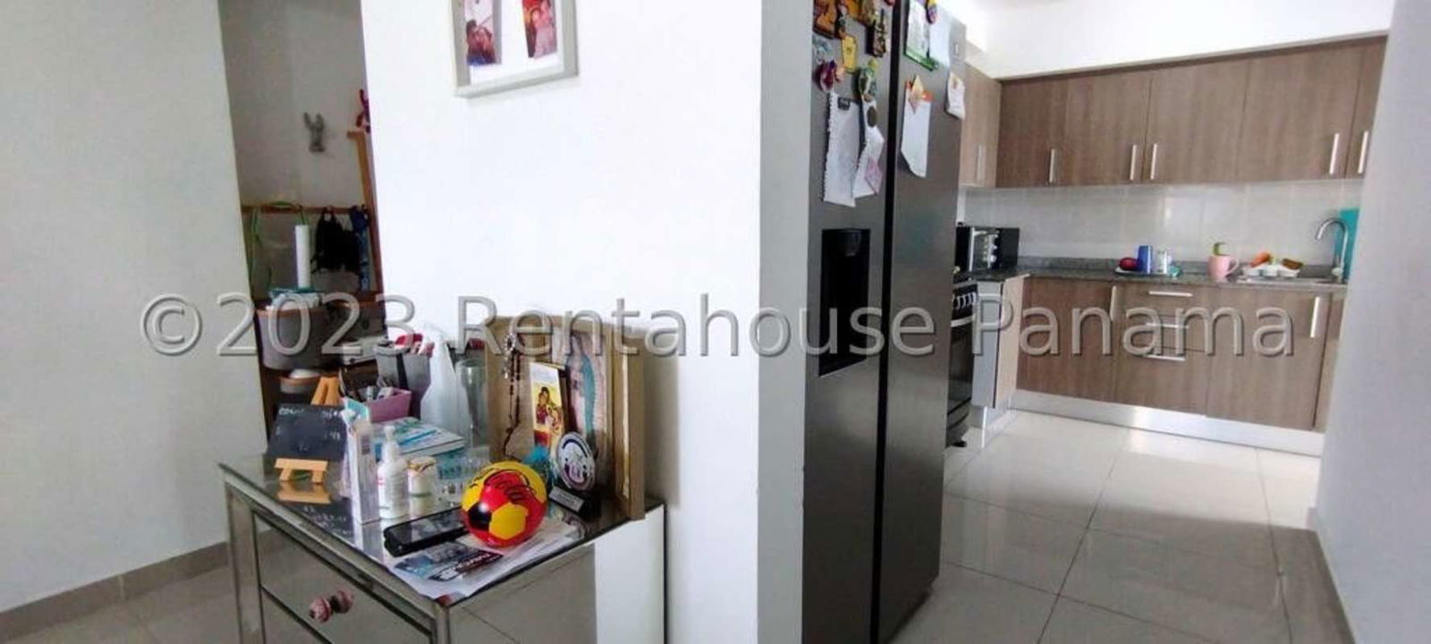 Modern bathroom with granite countertop, large mirror, walk-in shower in PH Carrasquilla Park apartment Panama