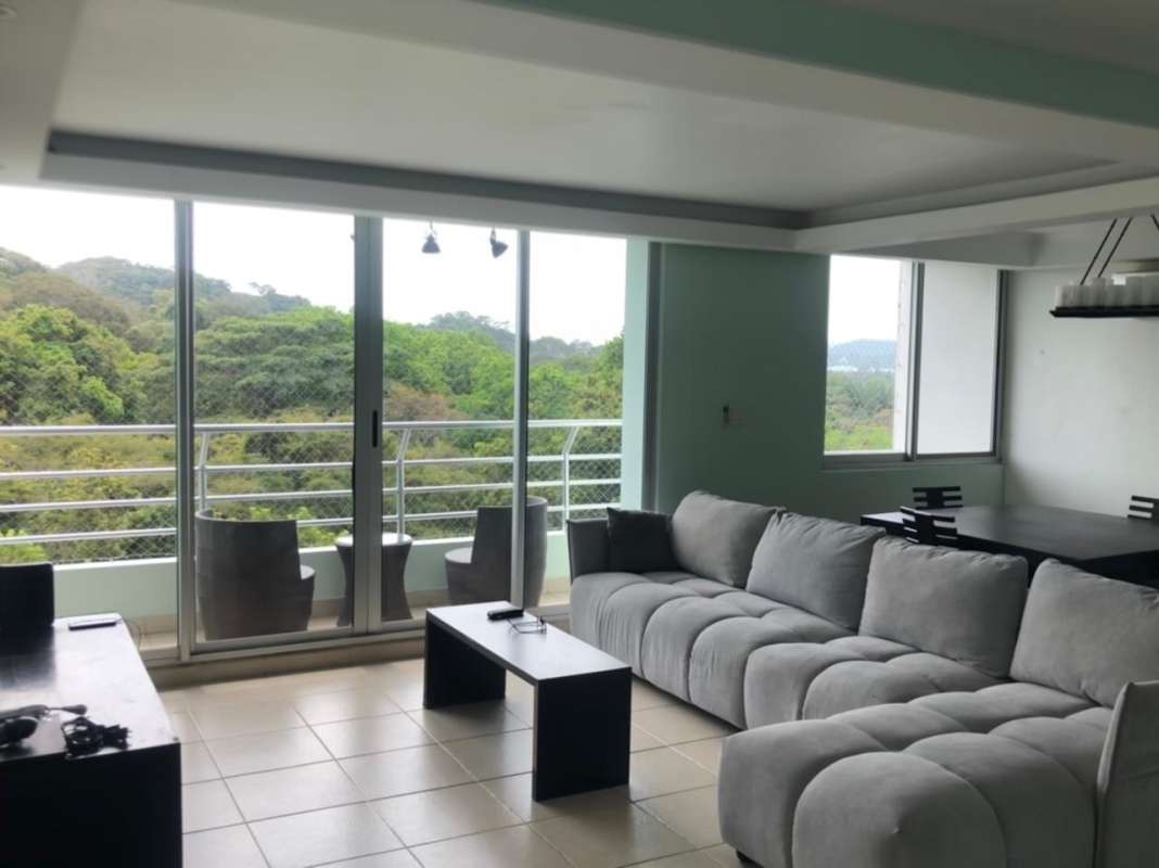 Bright second bedroom with double bed closet AC in PH Clayton Park Panama