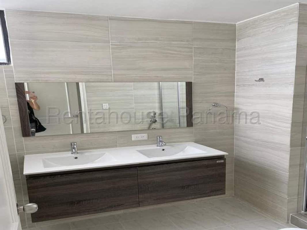 Private balcony with ocean and skyline views in PH Torres del Pacifico Marbella Panama City rental