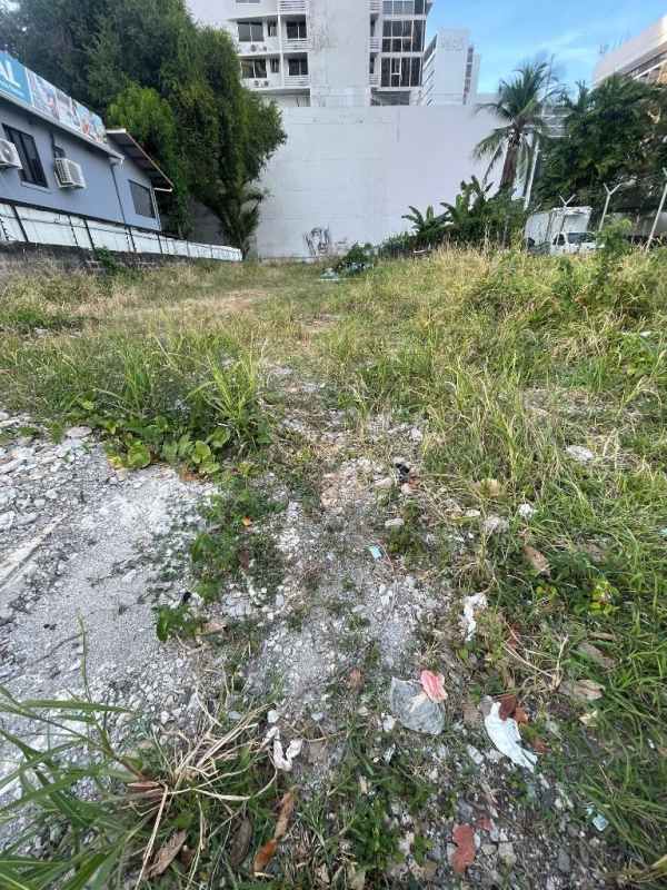 Fenced vacant plot surrounded by commercial and residential buildings in San Francisco Panama City