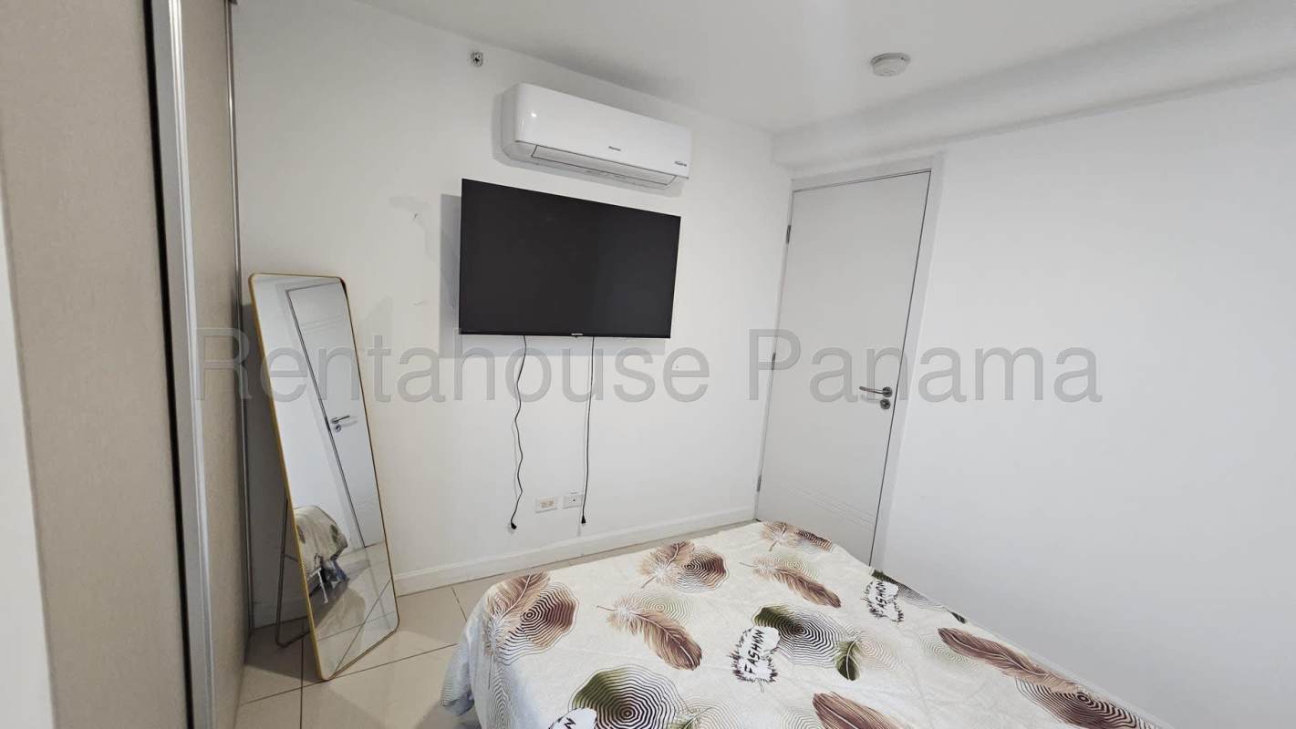 Bedroom with built-in closet and AC split in Coral Plaza Towers Betania Panama City