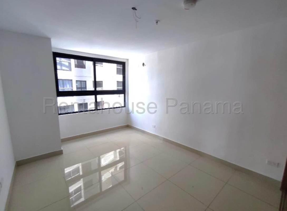 Bright bedroom with windows built-in closet modern tile floor PH Vía España Panama