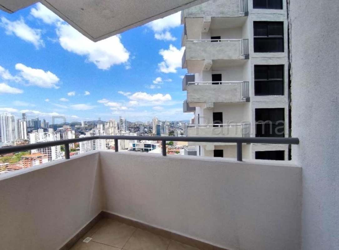 Bedroom with built-in closet sliding door glossy floor PH Vía España Obarrio Panama