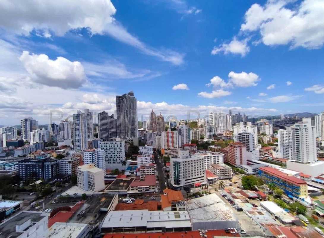 Modern fitness center with cardio equipment weights mirrors PH Vía España Panama