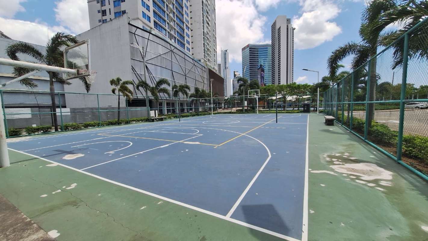 Spacious master bedroom with built-in closet, AC and panoramic skyline views PH Bali Costa del Este