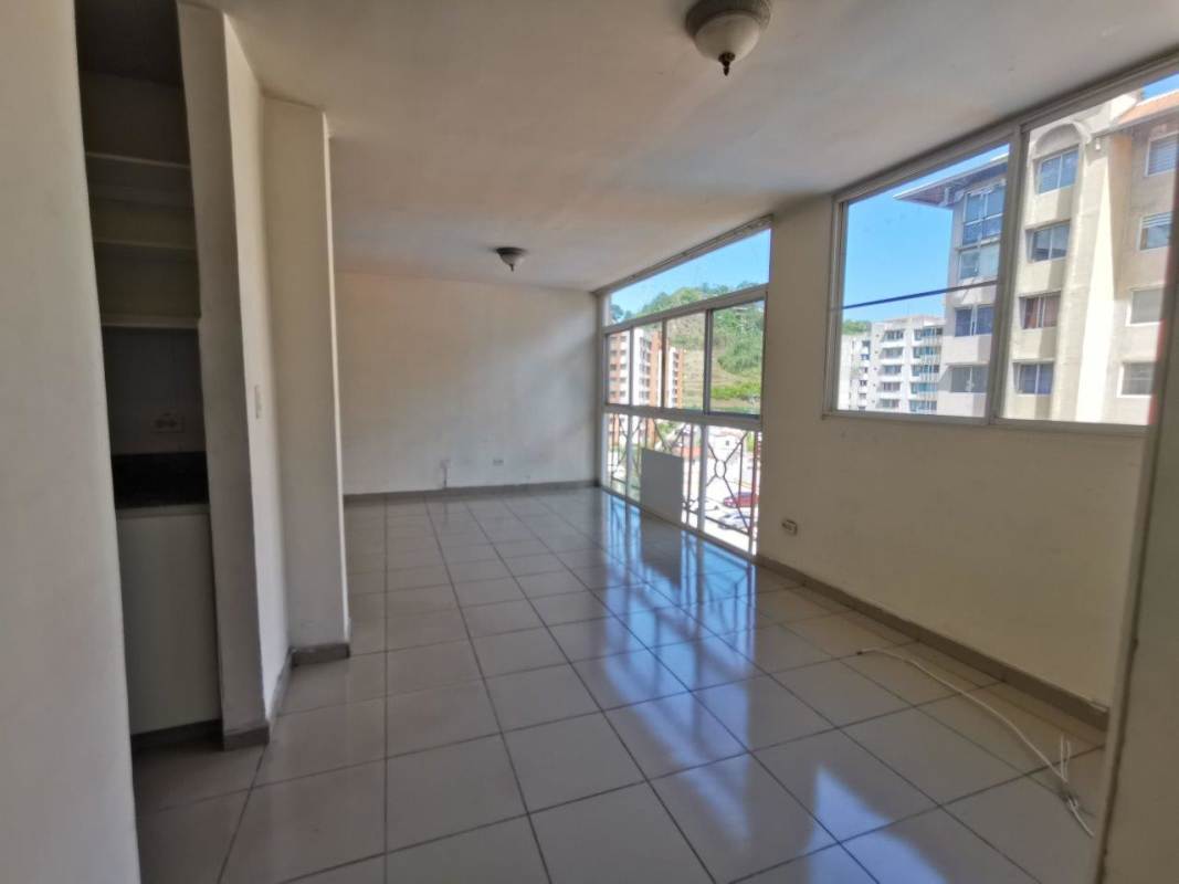 Bright bedroom with window ceramic floor in Mallorca Park Gardens Panama