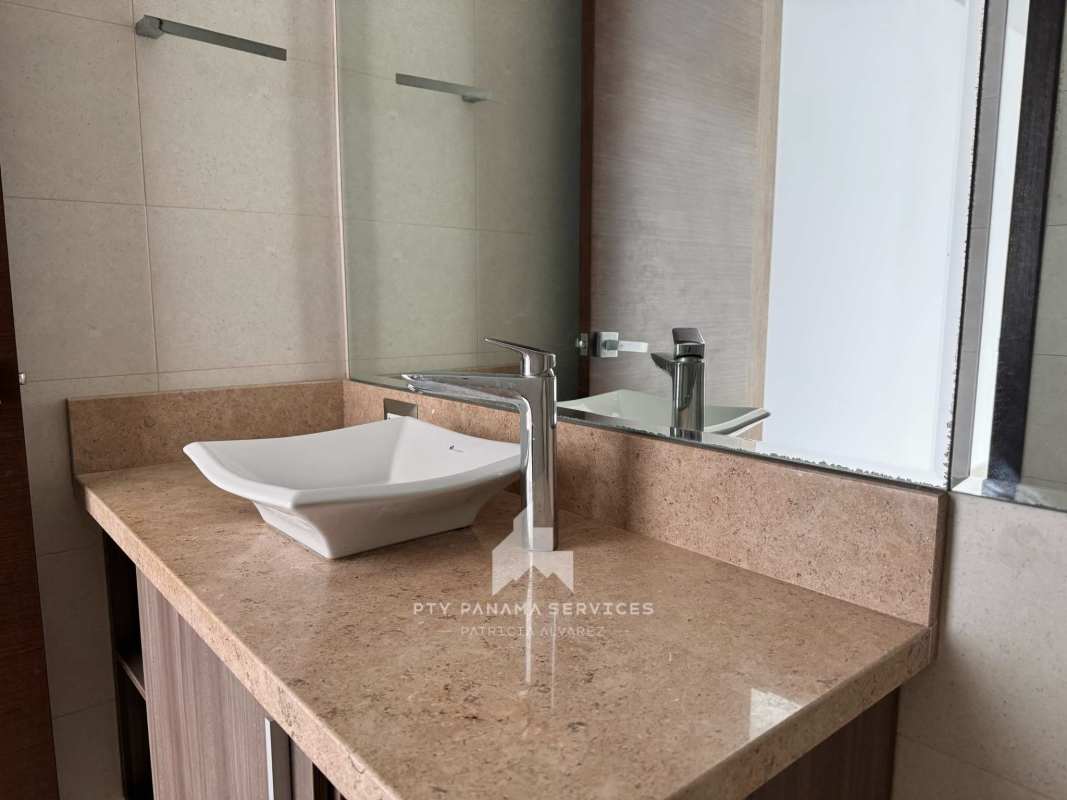 Large bedroom with closets and ensuite bathroom at PH Bali Costa del Este Panama