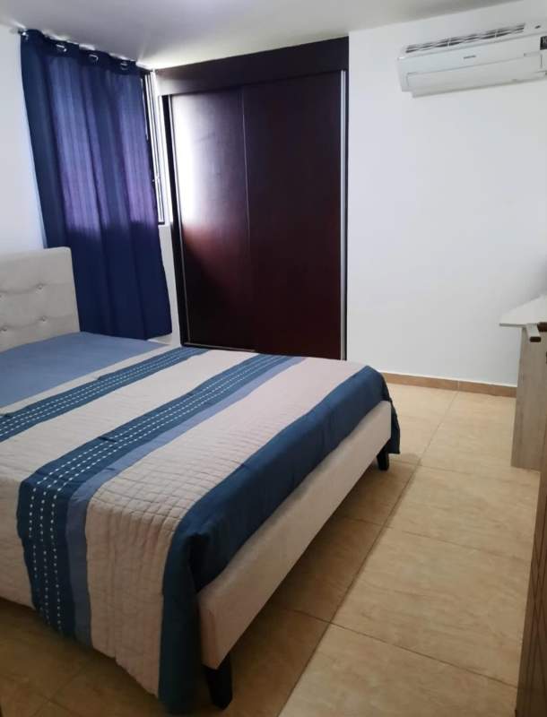 Bedroom with wardrobe, AC, blue curtains PH Terrazas del Rey Panama