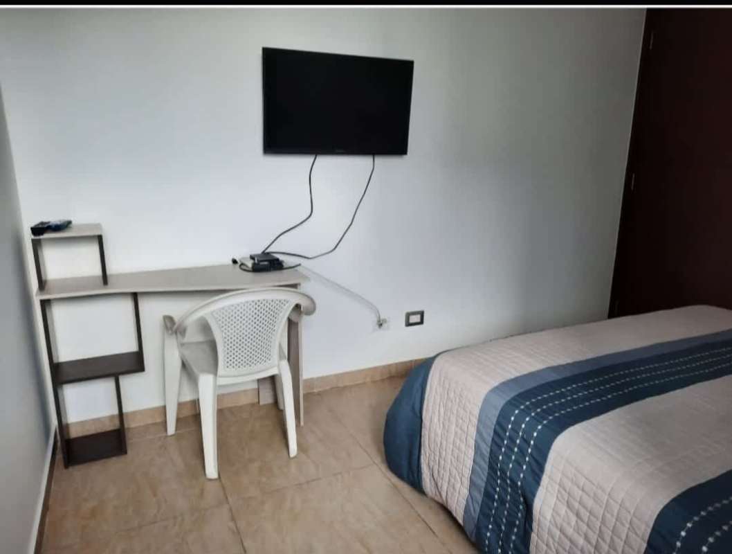 Rental bedroom with desk, chair, TV, AC Terrazas del Rey Panama