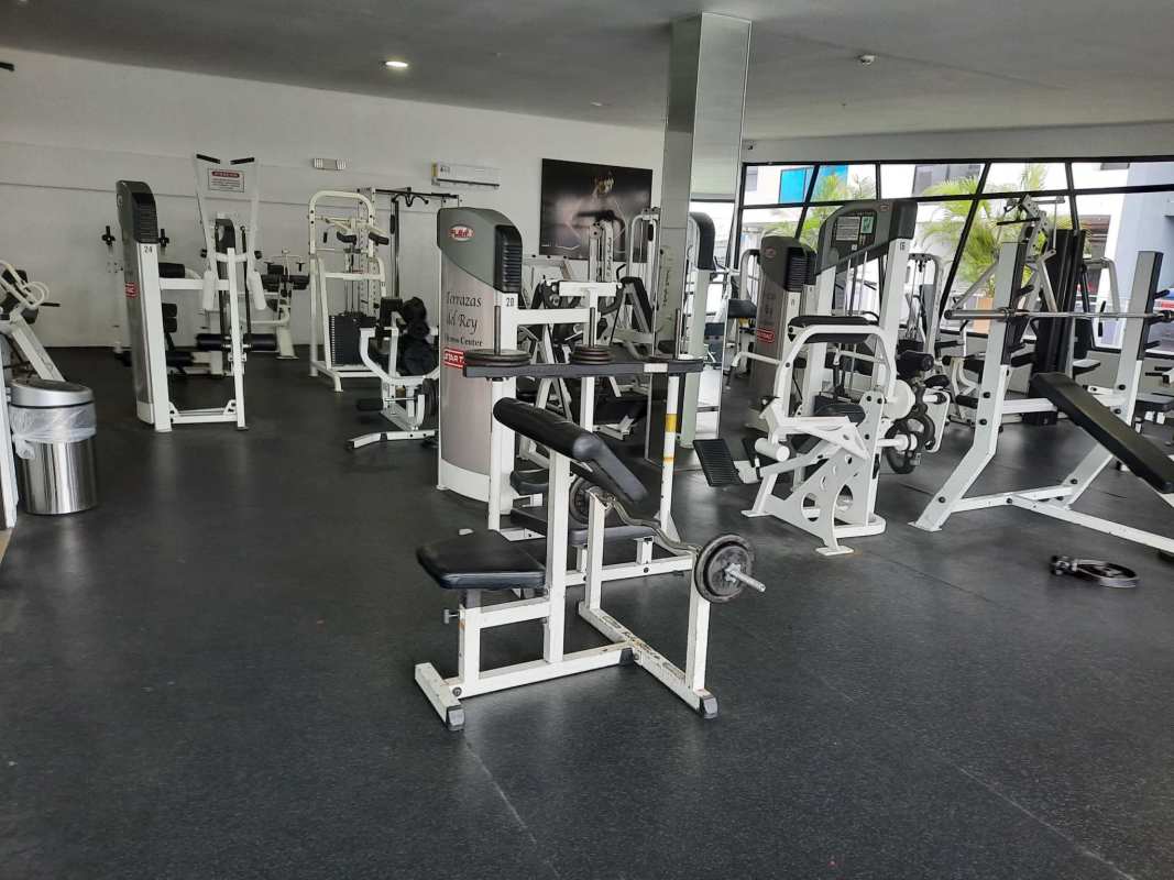 Apartment gym with exercise machines mirrors Terrazas del Rey Panama