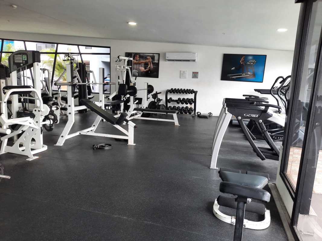 Sports court high rise apartments outdoor seating PH Terrazas del Rey Panama