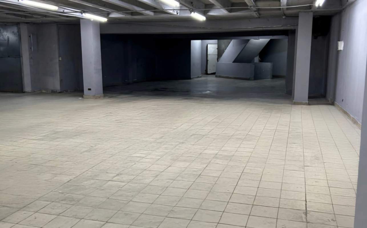 Large empty warehouse basement with industrial floors in Calidonia Panama City