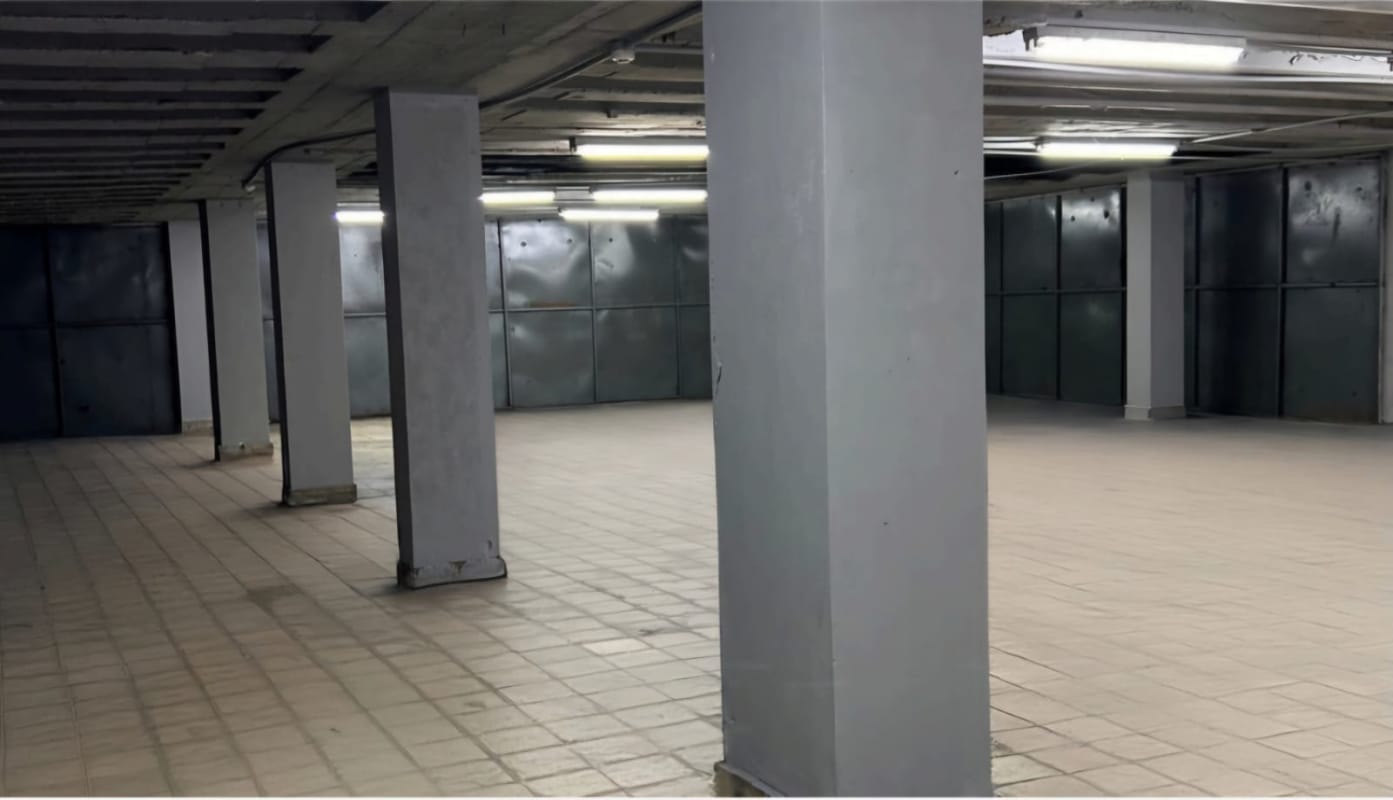 Loading and parking area inside the Calidonia warehouse rental Panama City