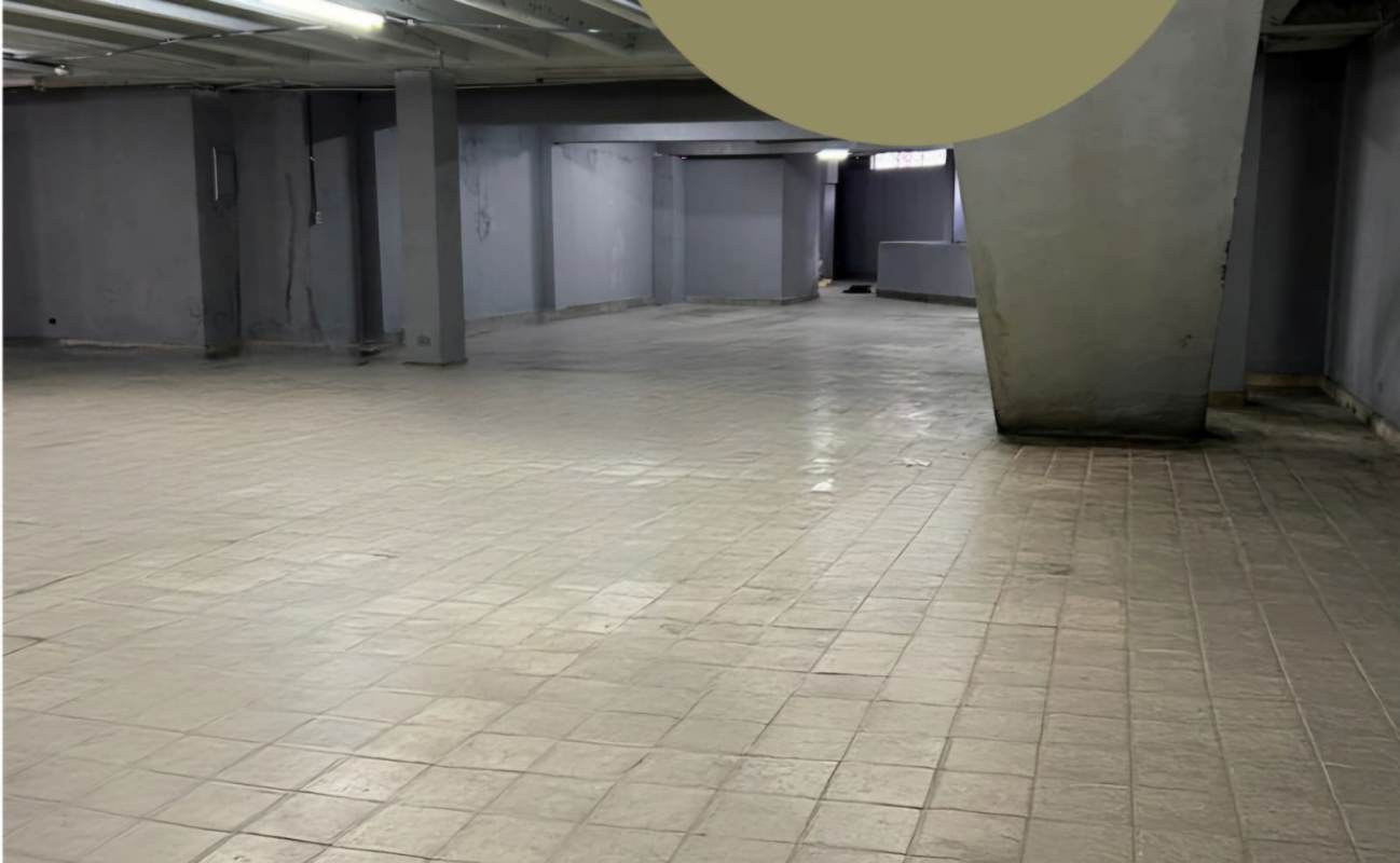 Industrial warehouse space with tiled flooring, high ceilings, ideal for logistics in Calidonia Panama City