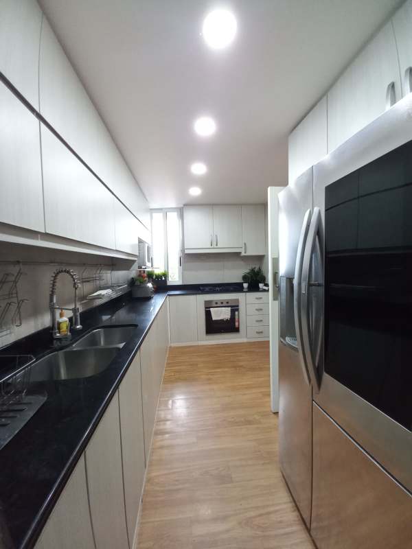 Modern bedroom with wood flooring, wardrobe, ceiling fan PH Altamira San Francisco Panama