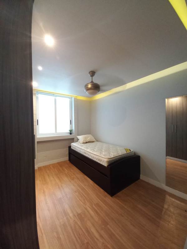 Minimalist kids bedroom with large window, wardrobe, ceiling fan in PH Altamira