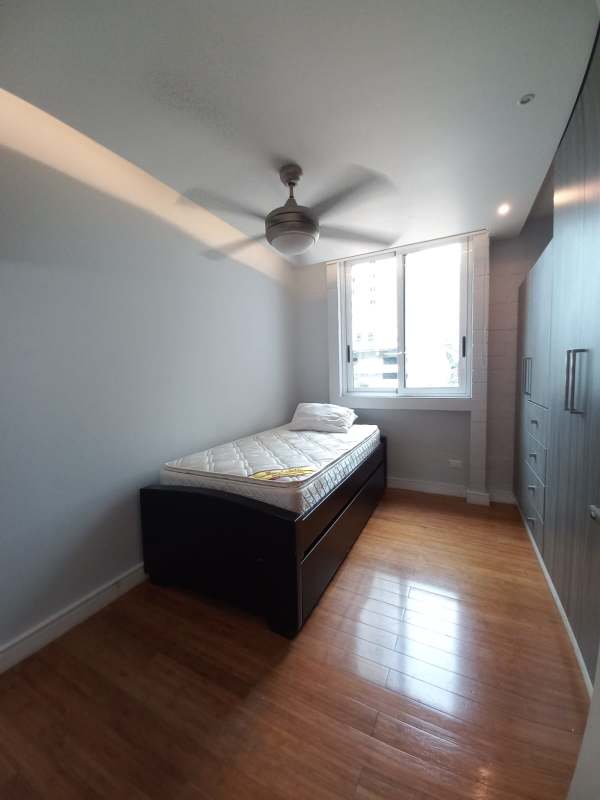 Small bedroom with window, ceiling fan, wardrobe, PH Altamira San Francisco Panama