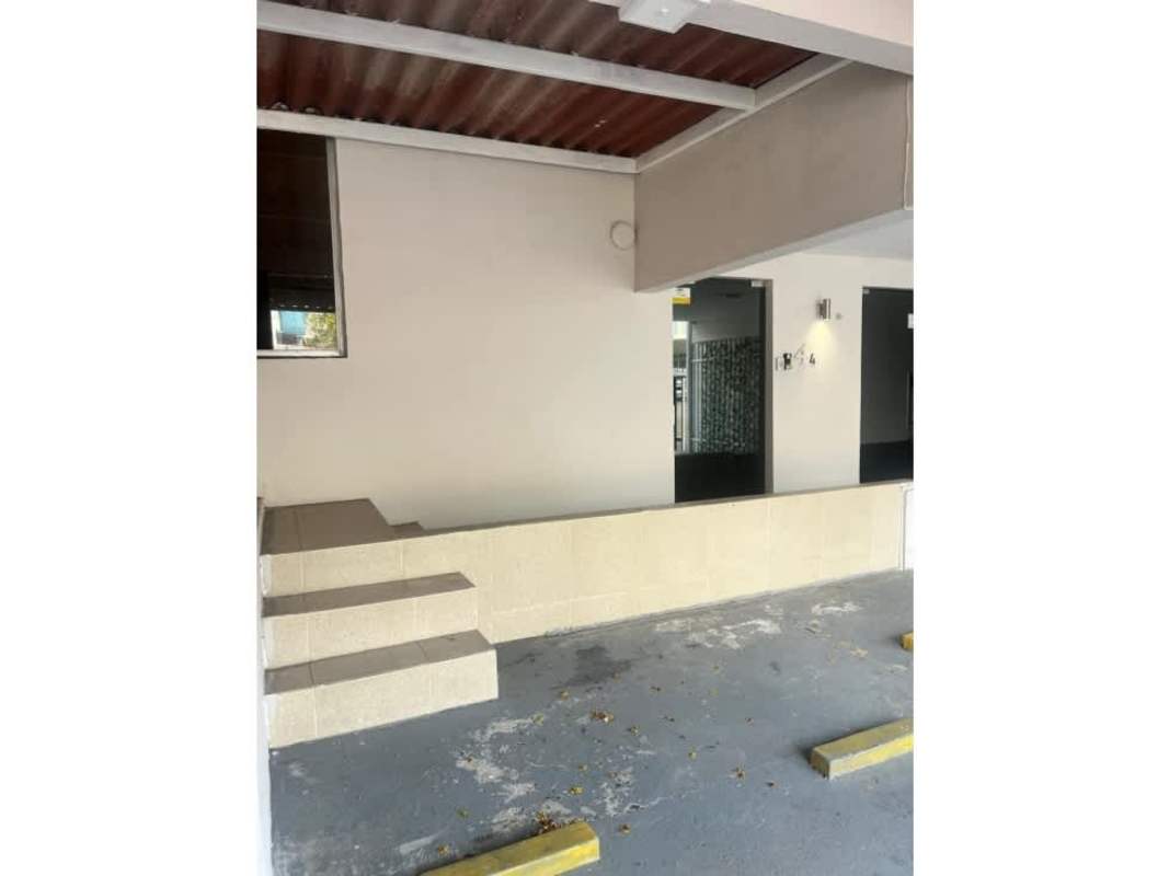 Spacious bedroom with AC and balcony view in multifunctional house near Parque Omar Panama