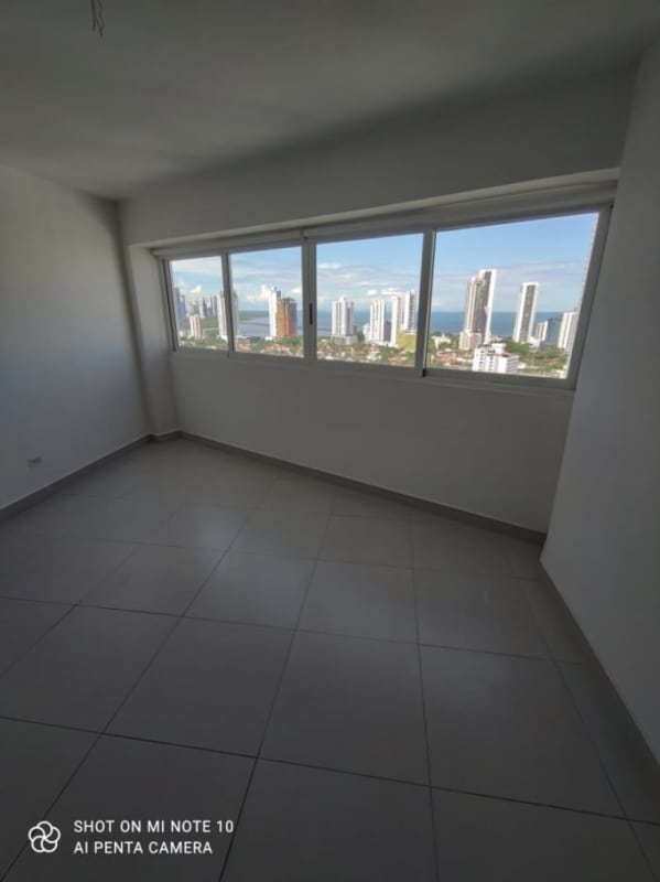 Bright bedroom with panoramic windows and city views in PH Vista del Parque San Francisco Panama