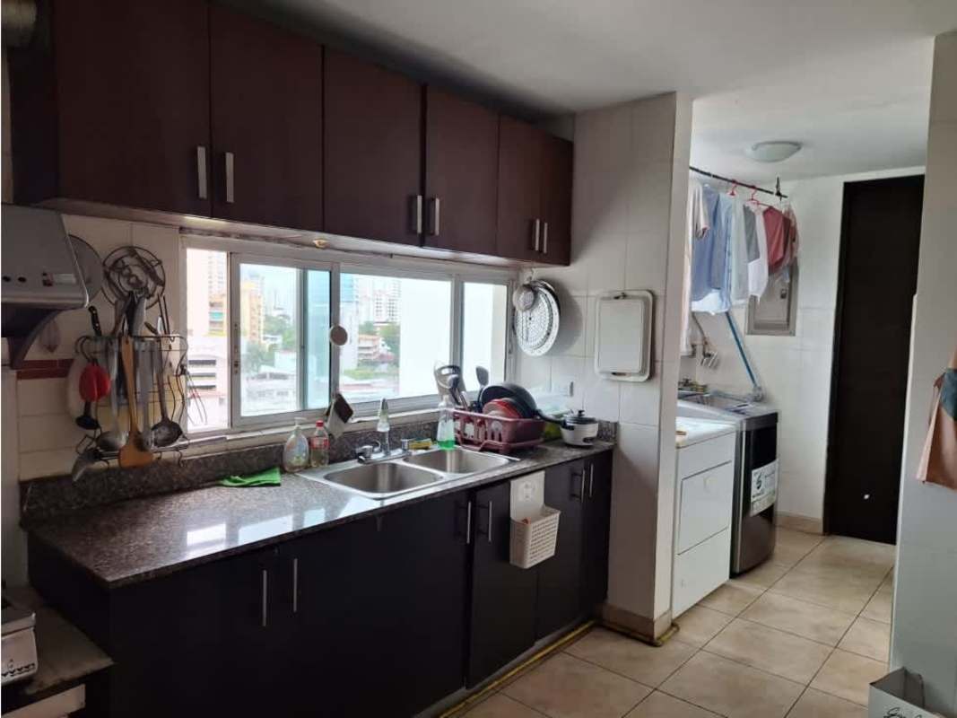 Bedroom with large window, built-in closet and balcony PH Kubic Via Argentina