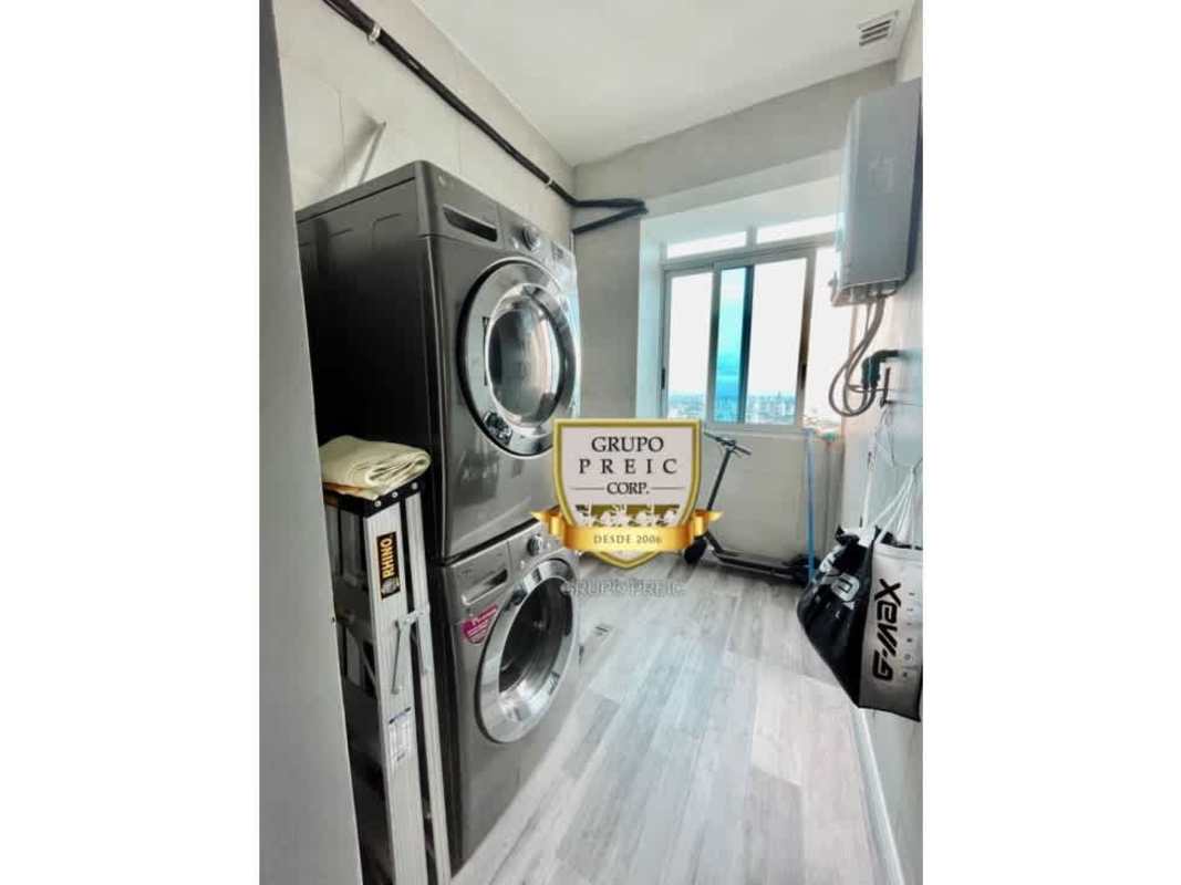 Second bedroom with built-in closet and large window with view in Elite 500