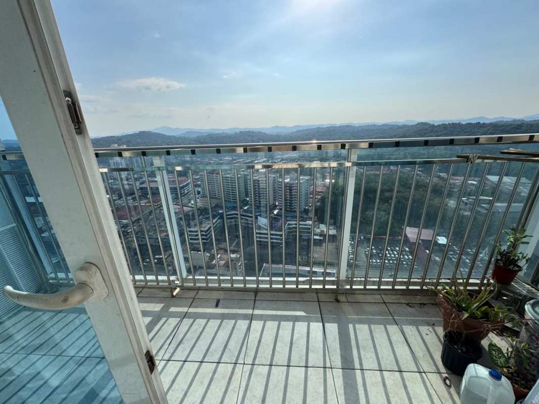Balcony with metal railings, ceramic floors, panoramic views of city and mountains at PH Lexington Tower Panama