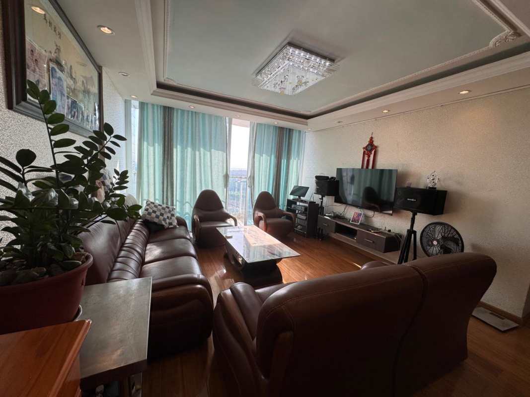 Apartment living room with large windows and skyline view in PH Lexington Tower Betania Panama