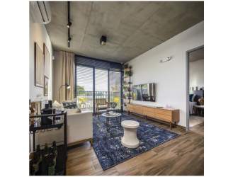 Bedroom with large window and built-in closet in PH Centriqo Panama Pacifico