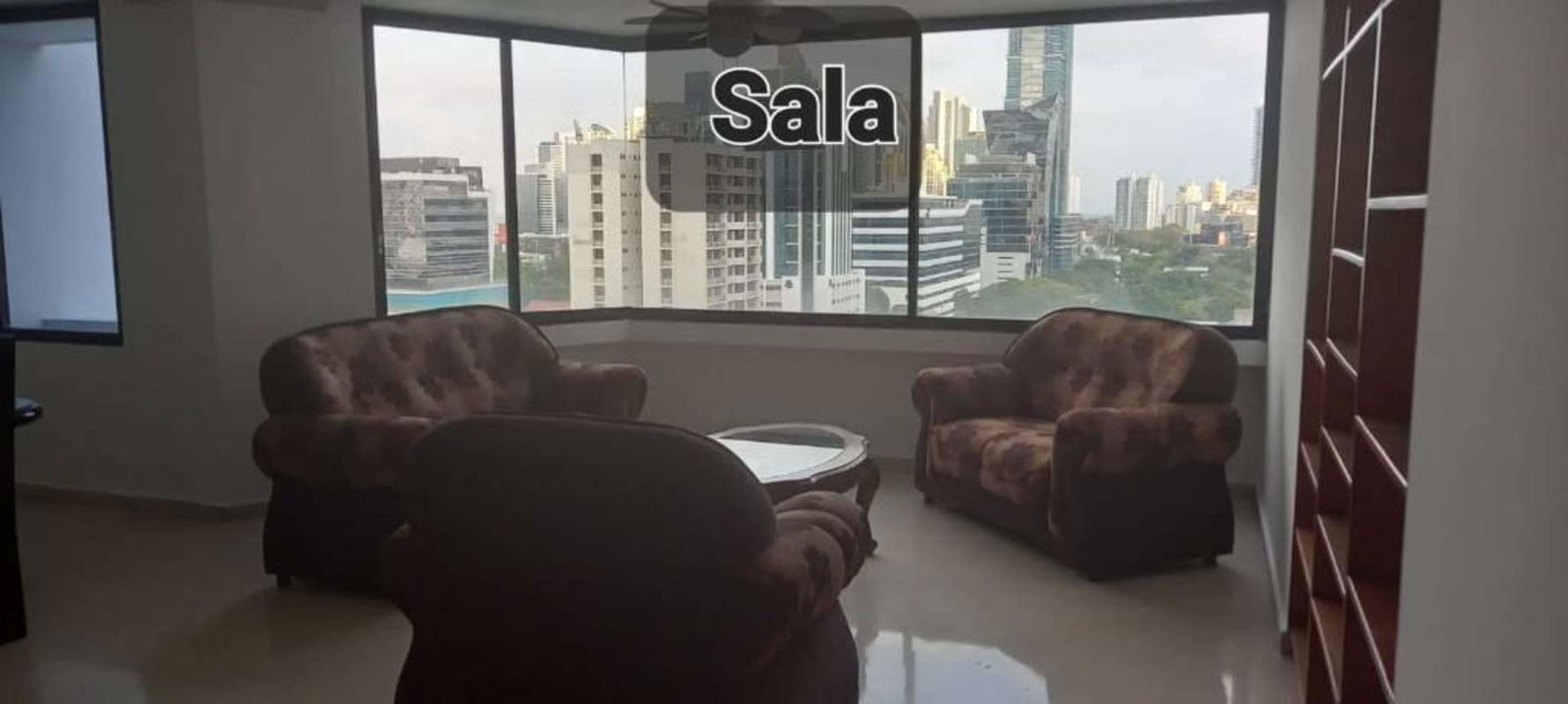 Primary bedroom bathroom with countertop vanity and ceramic tiles at PH Pacific Hill Obarrio