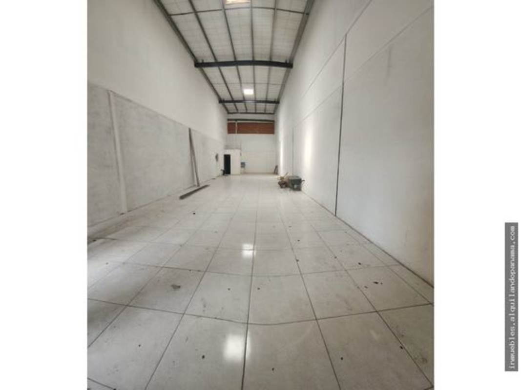Wide view of open warehouse floor with tiled finish and high roof in Parque Lefevre Panama