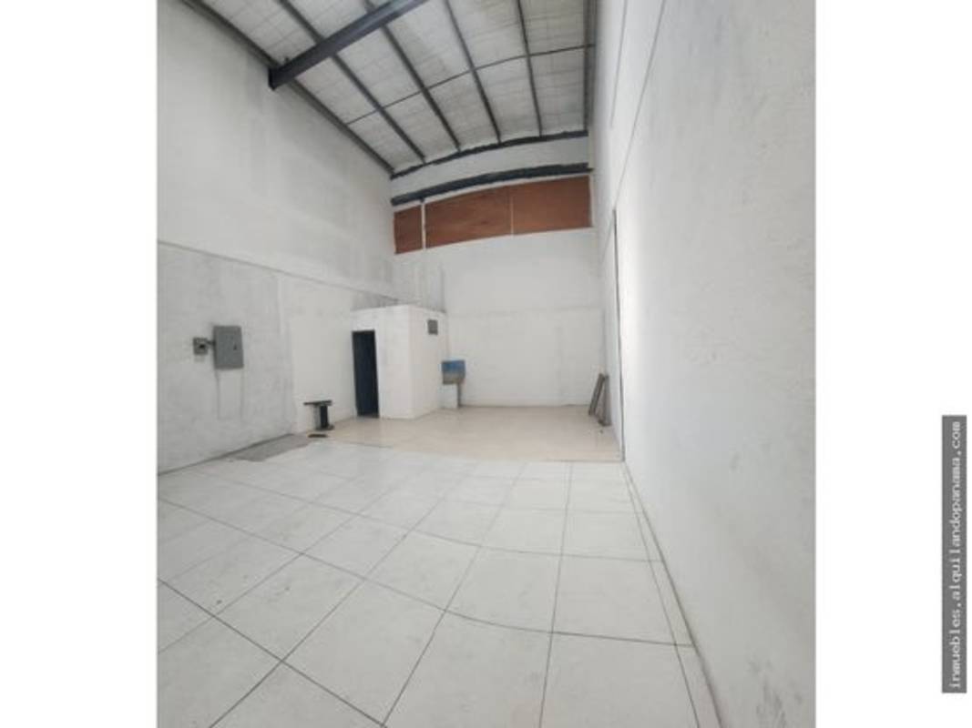 Industrial warehouse with small interior room high ceiling in Parque Lefevre Panama City