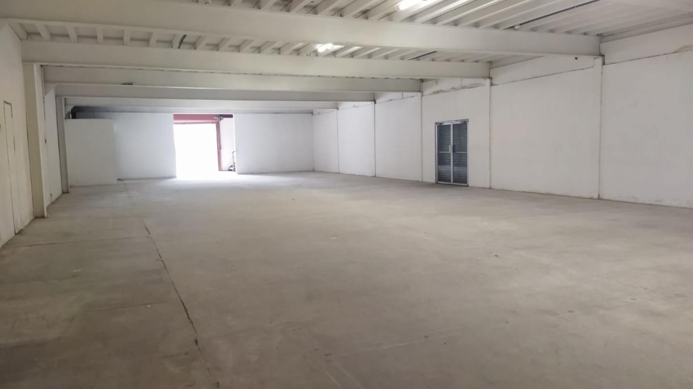 Spacious interior of warehouse with exposed beams and natural light La Loceria Panama City