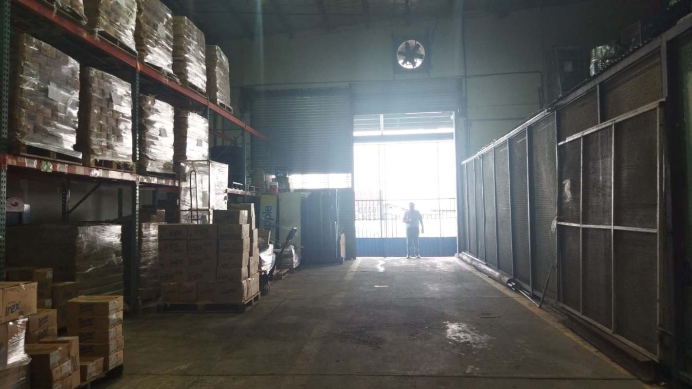Tall industrial racks and pallet storage in warehouse for rent in Parque Lefevre Panama