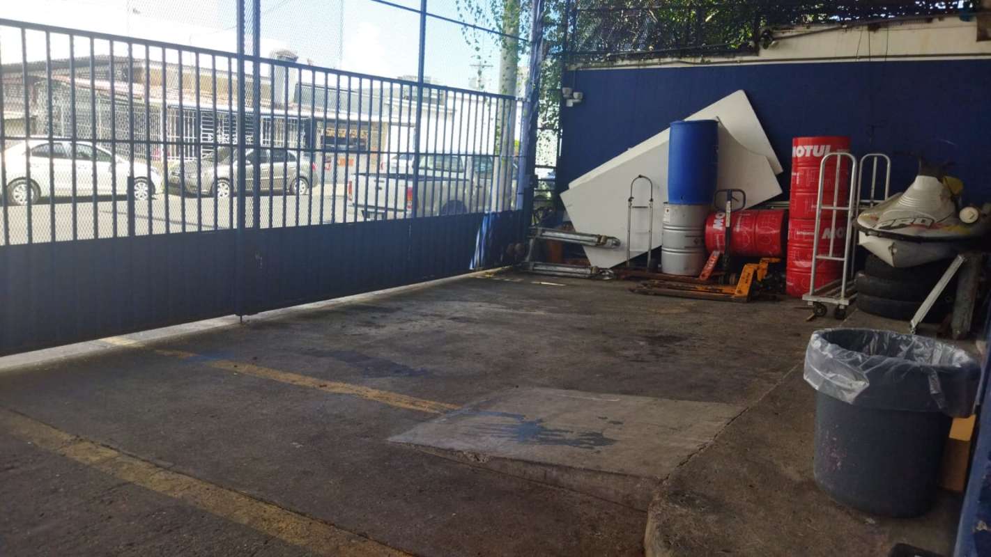 Secure gated parking and waste disposal for warehouse in Parque Lefevre Panama