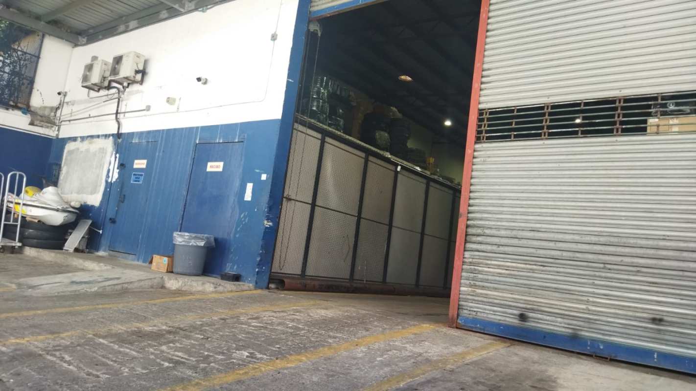Exterior industrial rolling door loading access Parque Lefevre Panama warehouse
