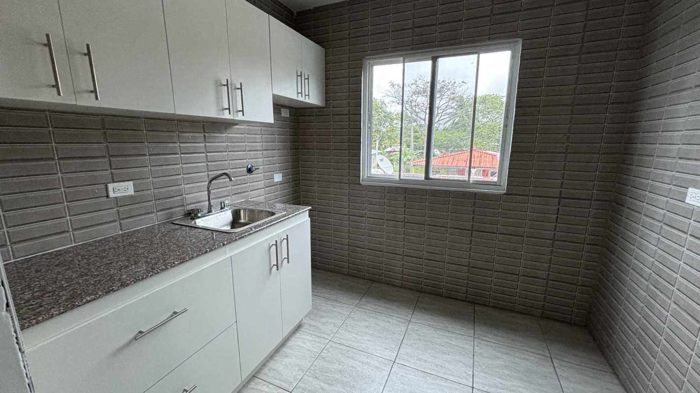 Modern bathroom with tiled walls and shower in PH Villa Lua La Siesta Tocumen Panama