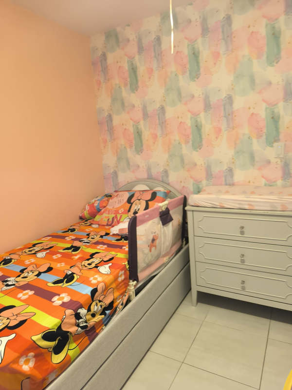 Bedroom with large window, built-in closet in PH Metropolitan Park Panama City