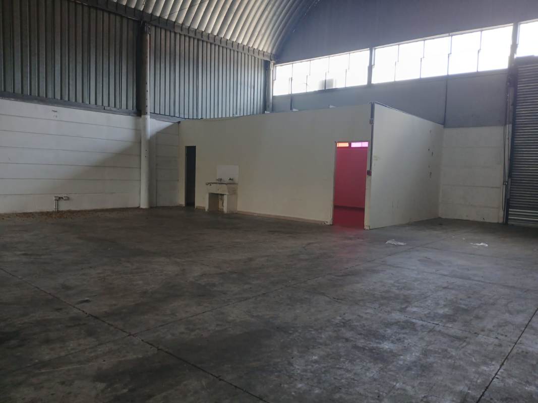 Warehouse interior showing office partition corner and 7-meter ceiling height Villa Zaita