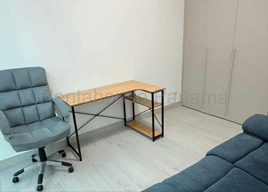 Coworking lounge space with seating and city views in PH Obarrio Panama