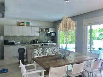 Bright bedroom with en-suite bathroom in luxury golf villa Bijao Panama