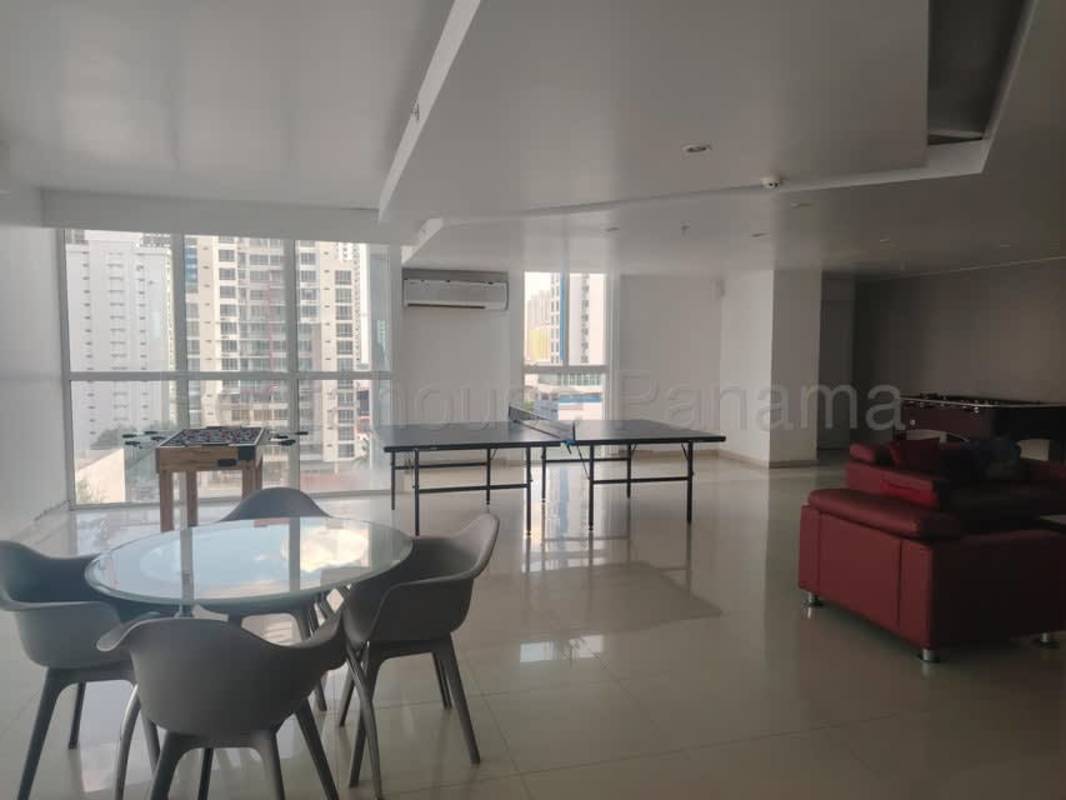 Rooftop pool overlooking Panama City skyline in PH Quadrat high-rise condominium