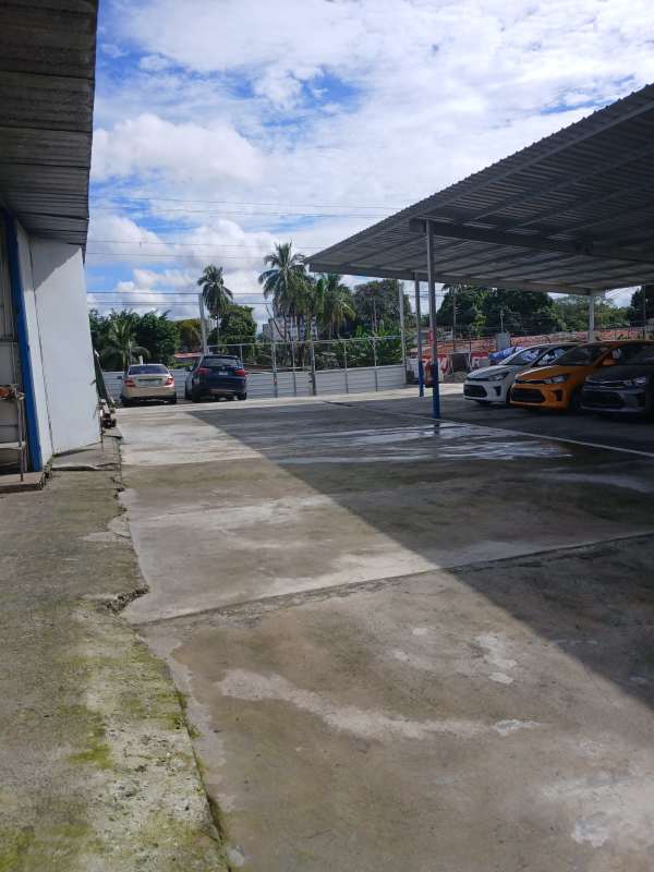 Commercial open lot with concrete floor and metal roofing ideal for logistics and storage in Panama