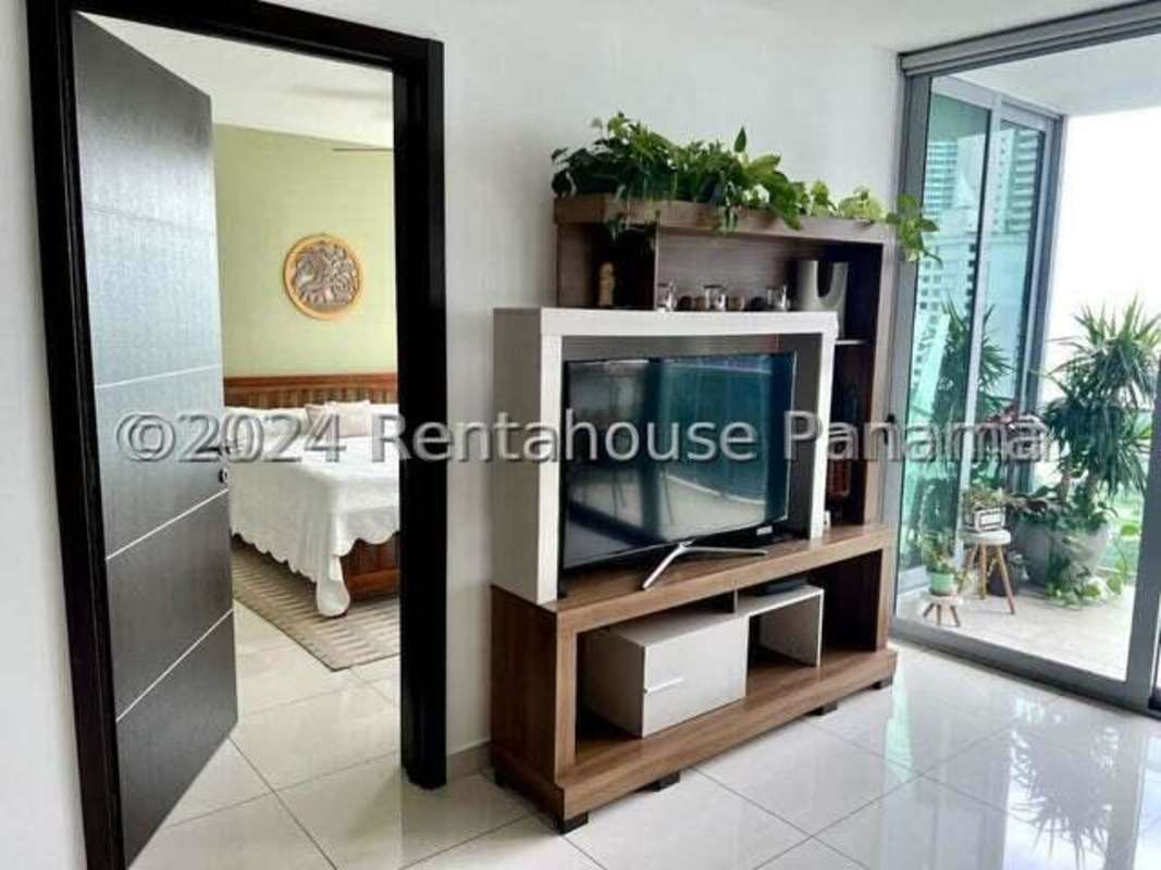 Infinity pool with city skyline view in PH SRC condo building Bella Vista Panama