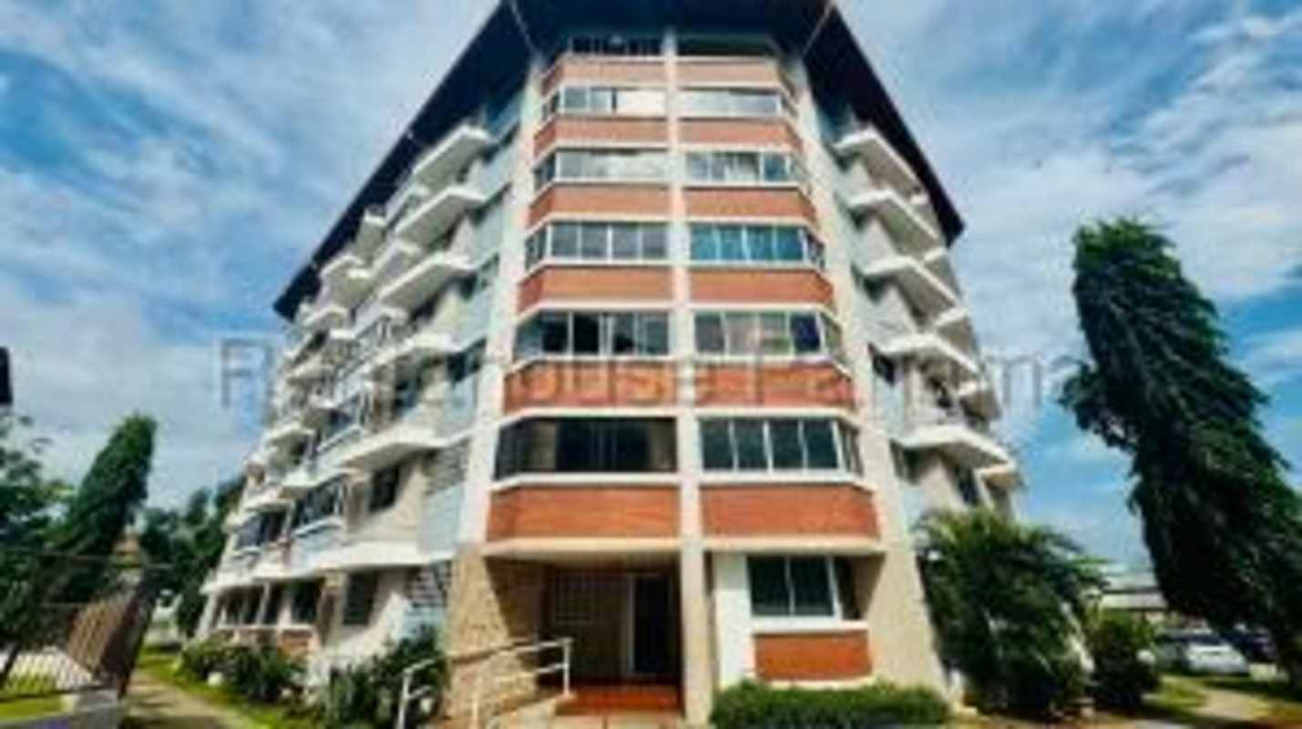 Compact apartment kitchen with tile backsplash and white cabinets Residencial Llano Bonito Don Bosco Panama