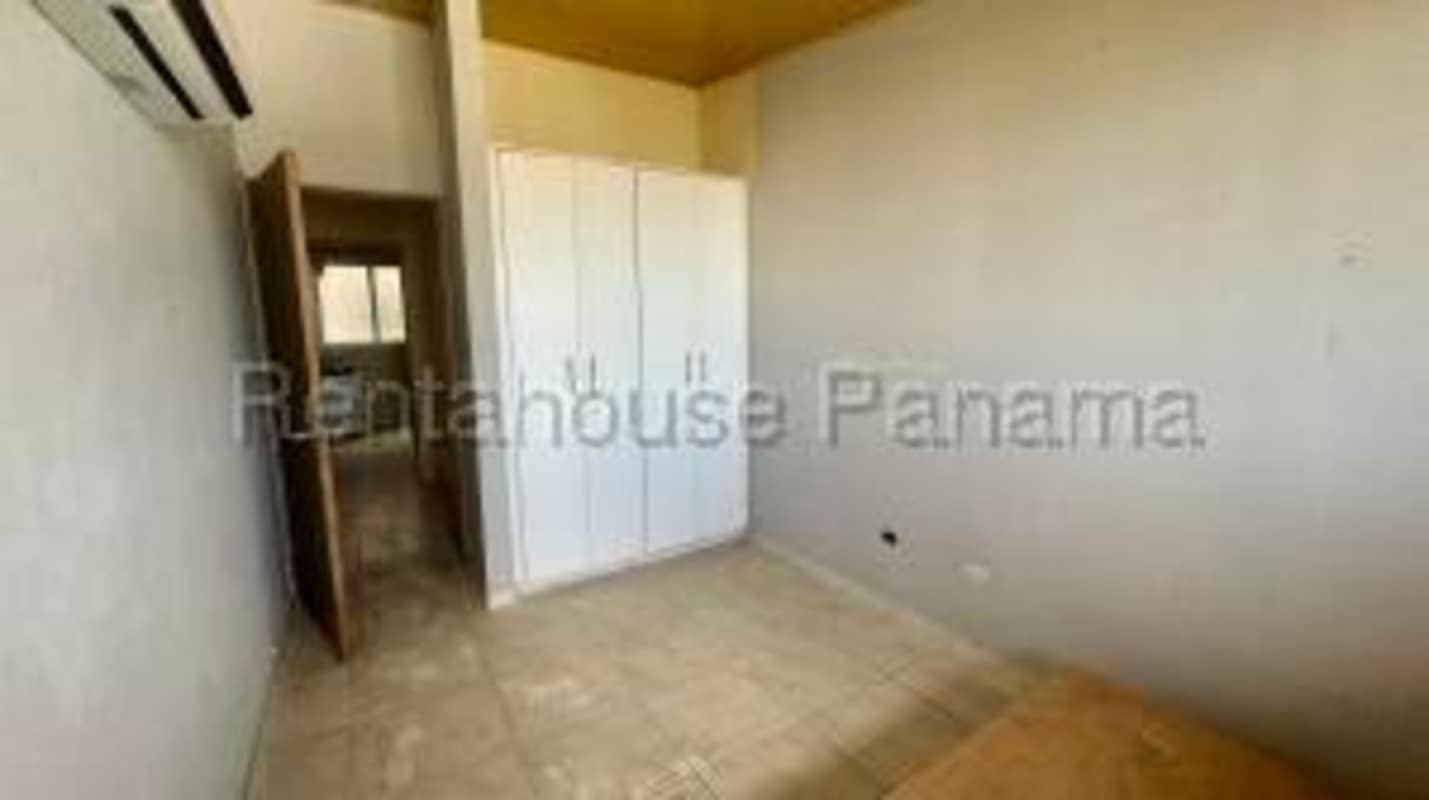 Bathroom with shower and pedestal sink in affordable apartment Residencial Llano Bonito Panama